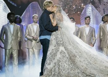 MARRY ME, center, from left: Owen Wilson, Jennifer Lopez, 2022. ph: Barry Wetcher / Universal Pictures / Courtesy Everett Collection