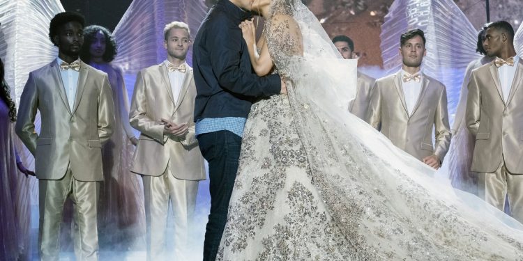 MARRY ME, center, from left: Owen Wilson, Jennifer Lopez, 2022. ph: Barry Wetcher / Universal Pictures / Courtesy Everett Collection
