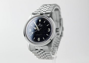 Image may contain: Wristwatch