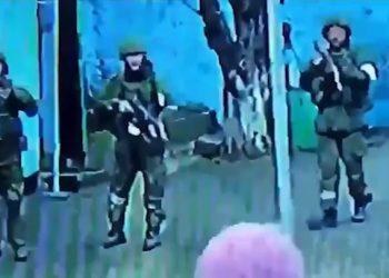 'Brave' elderly couple confront armed Russian soldiers entering their Ukrainian home - World News