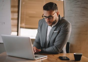 Lenovo V130 15IGM Review A Simple And Clean 180-degree Laptop