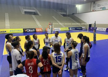 PH women’s head coach Jorge Edson Souza de Brito talks to the team before a tune-up game. JUNE NAVARRO/INQUIRER