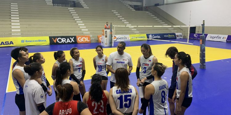 PH women’s head coach Jorge Edson Souza de Brito talks to the team before a tune-up game. JUNE NAVARRO/INQUIRER