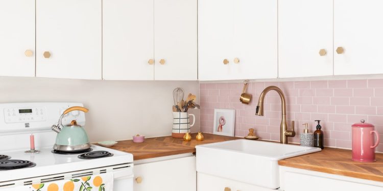 3 Lessons to Steal from This Super Cute, Budget-Friendly Apartment Kitchen