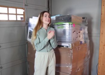 YouTube star Mia Maples unboxed the Amazon return pallet she had ordered from Restock Canada.