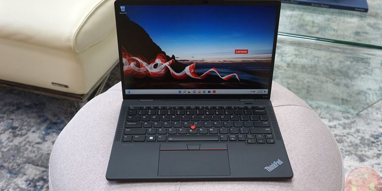 Lenovo ThinkPad X13s Review | Ubergizmo