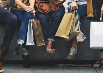 US Retail Sales Little Changed Last Month as Fuel, Autos Drop