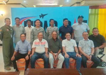 Tommy Manotoc (seated, center) and officials of the Edwin Andrews Air Base golf course in Zamboanga pose after the agreement launching a grassroots program among children of the military. Also in photo are (second from left, standing) Jessie Balasabas and Japan Tour regular Juvic Pagunsan. –