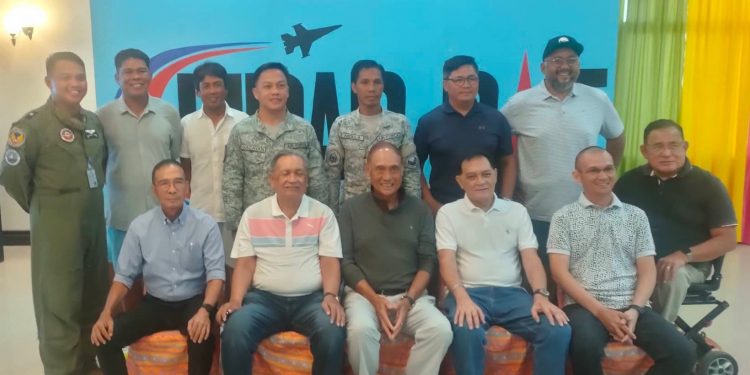 Tommy Manotoc (seated, center) and officials of the Edwin Andrews Air Base golf course in Zamboanga pose after the agreement launching a grassroots program among children of the military. Also in photo are (second from left, standing) Jessie Balasabas and Japan Tour regular Juvic Pagunsan. –